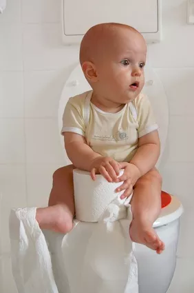 Toilette mit Baby
